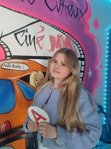 Élève devant la fresque murale de l'Auto École du Ciné
