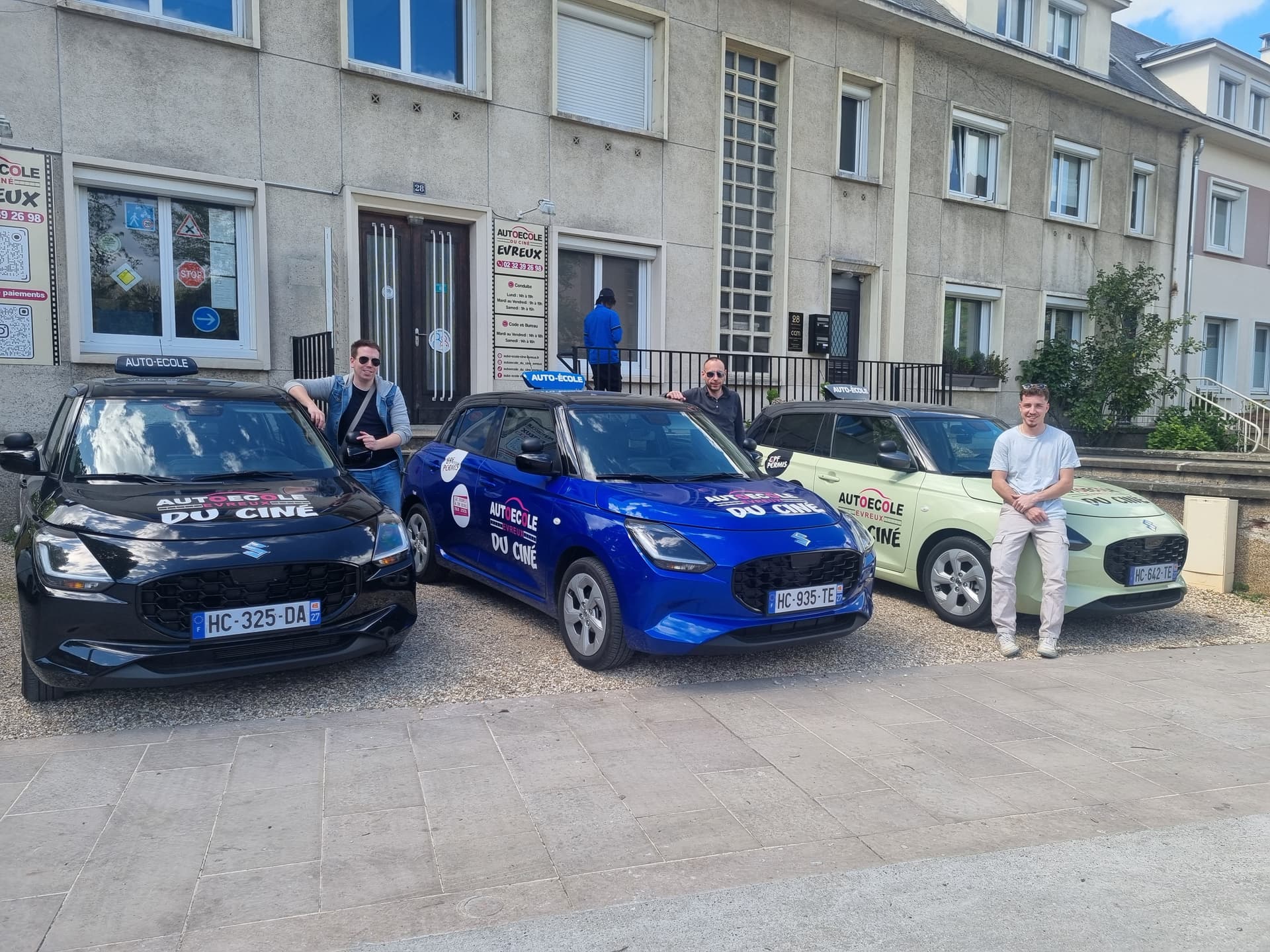 Équipe Auto École du Ciné Évreux avec les Suzuki Swift