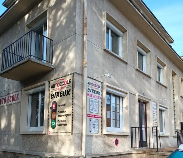 Façade Auto École du Ciné Évreux, 28 rue de l'Horloge